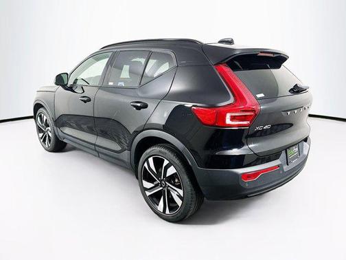 2025 Volvo XC40 B5 Plus Dark Theme