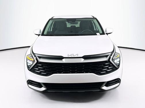 Glacial White Pearl 2025 Kia Sportage LX