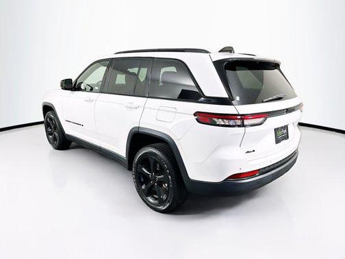 Bright White Clearcoat 2023 Jeep Grand Cherokee Altitude
