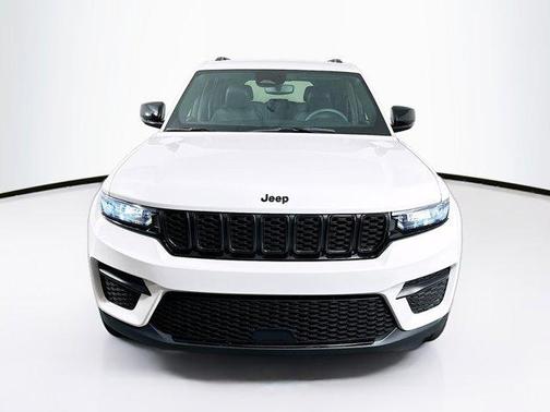 Bright White Clearcoat 2023 Jeep Grand Cherokee Altitude