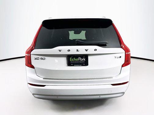 2022 Volvo XC90 T6 Momentum