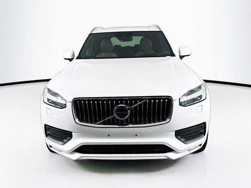 2022 Volvo XC90 T6 Momentum