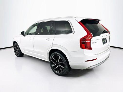 2022 Volvo XC90 T6 Momentum