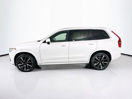 2022 Volvo XC90 T6 Momentum