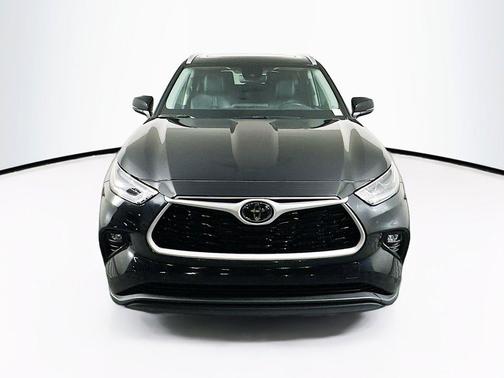 Midnight Black Metallic 2025 Toyota Highlander XLE