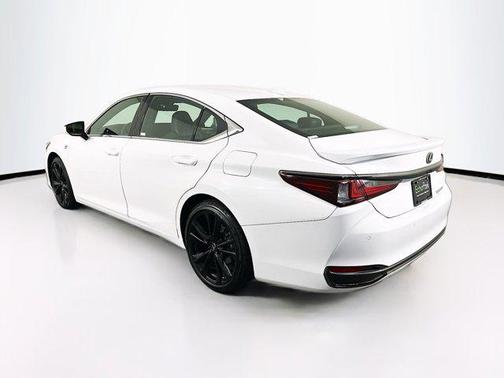 2023 Lexus ES 300h F SPORT Handling