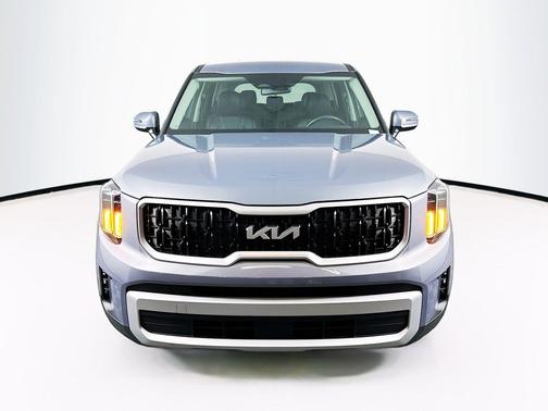 Everlasting Silver 2025 Kia Telluride LX
