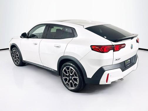 Mineral White Metallic 2025 BMW X2 xDrive28i
