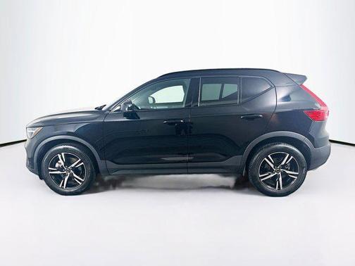 2024 Volvo XC40 B5 Core Dark Theme