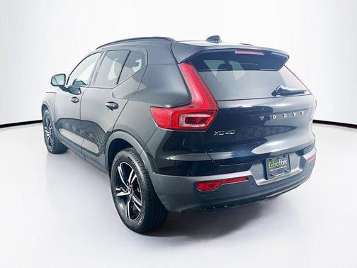 2024 Volvo XC40 B5 Core Dark Theme