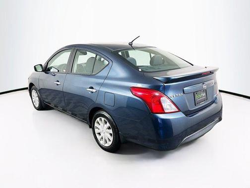 Blue 2015 Nissan Versa 1.6 SV