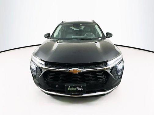 Mosaic Black Metallic 2025 Chevrolet Trax LT