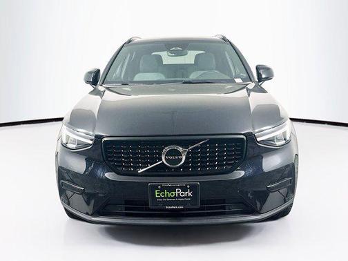 2024 Volvo XC40 B5 Core Dark Theme