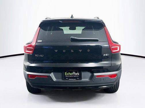 2024 Volvo XC40 B5 Core Dark Theme