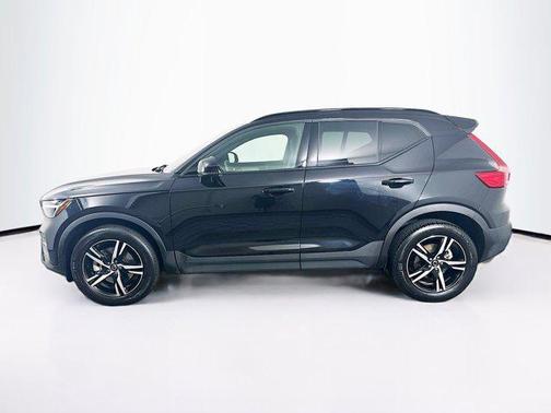 2024 Volvo XC40 B5 Core Dark Theme