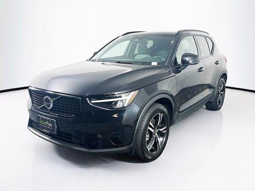 2024 Volvo XC40 B5 Core Dark Theme