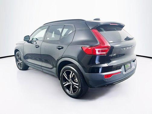 2024 Volvo XC40 B5 Core Dark Theme
