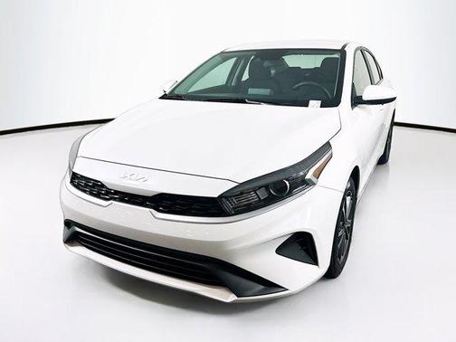 Snow White Pearl 2024 Kia Forte LXS