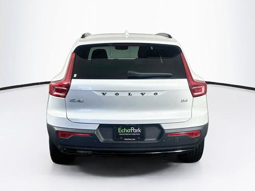 Crystal White Metallic 2023 Volvo XC40 B4 Ultimate Dark Theme