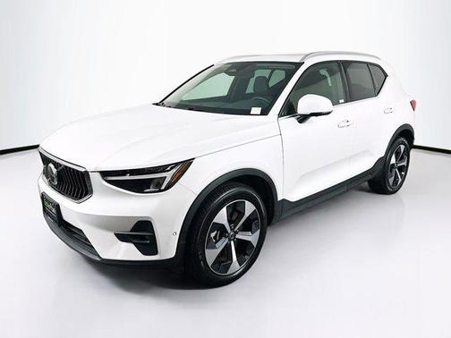 2025 Volvo XC40 B5 Plus Bright Theme