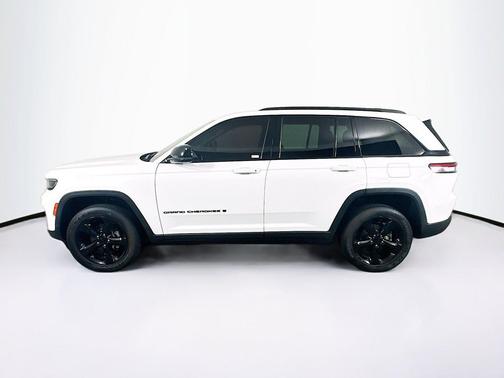 Bright White Clearcoat 2023 Jeep Grand Cherokee Altitude