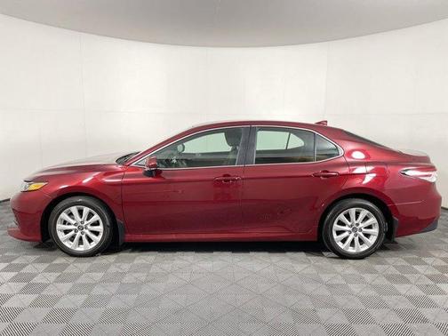 Photo 5 of 32 of 2019 Toyota Camry LE