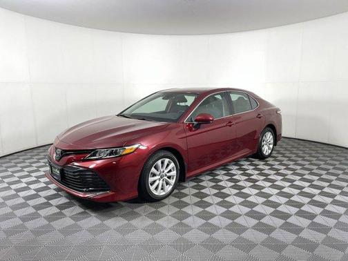 Photo 3 of 32 of 2019 Toyota Camry LE