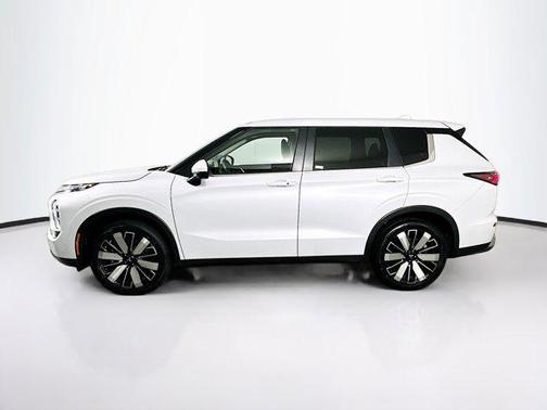White Diamond 2025 Mitsubishi Outlander SE
