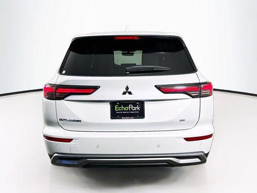 White Diamond 2025 Mitsubishi Outlander SE