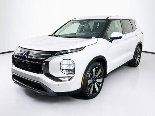 White Diamond 2025 Mitsubishi Outlander SE