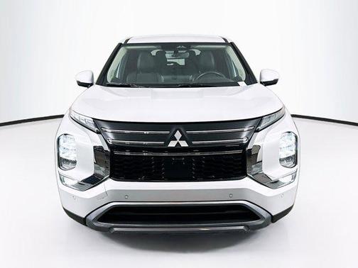 White Diamond 2025 Mitsubishi Outlander SE