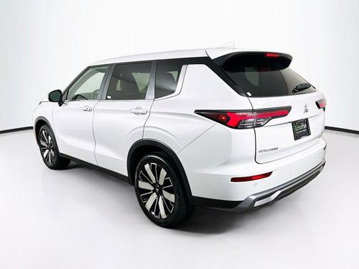 White Diamond 2025 Mitsubishi Outlander SE