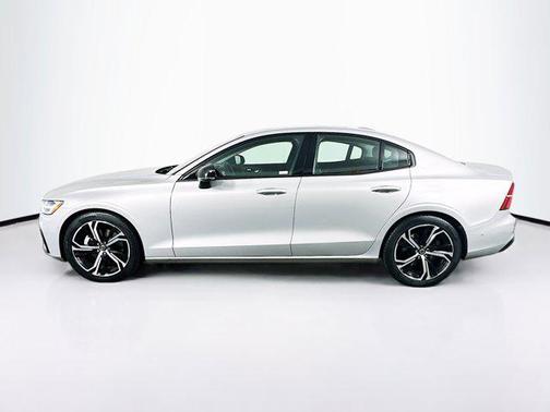 2024 Volvo S60 B5 Plus Dark Theme