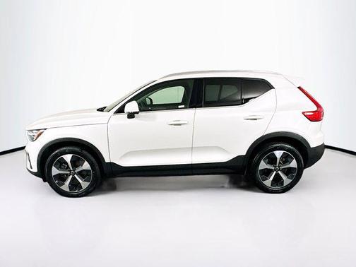 2024 Volvo XC40 B5 Plus Bright Theme