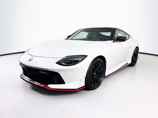 Everest White Pearl Tricoat/Super Black 2024 Nissan Z NISMO Auto