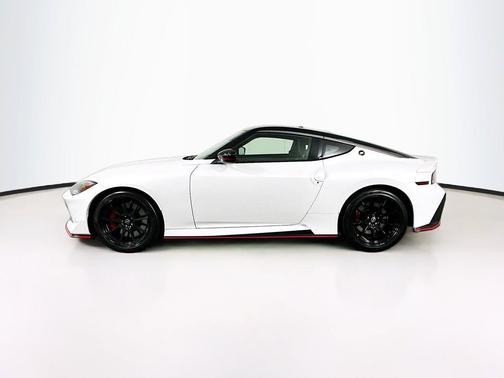 Everest White Pearl Tricoat/Super Black 2024 Nissan Z NISMO Auto
