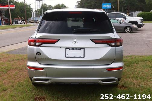 Silver 2024 Mitsubishi Outlander SE