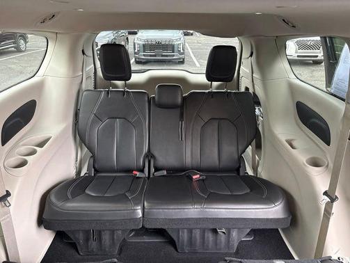 Granite Crystal Metallic Clearcoat 2023 Chrysler Pacifica Touring L