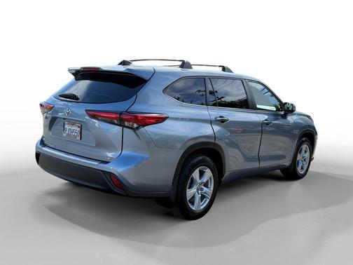 Moon Dust 2023 Toyota Highlander LE