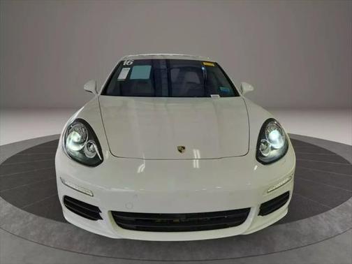 2016 Porsche Panamera 4 Edition