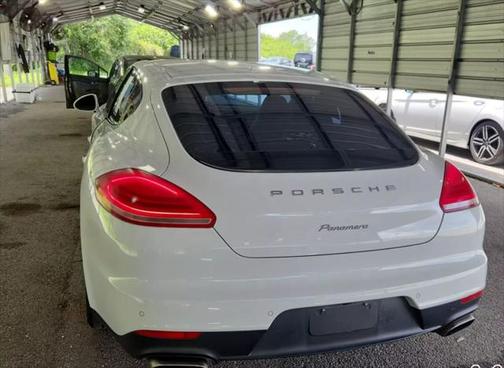 2016 Porsche Panamera 4 Edition