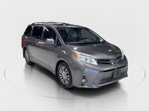 2020 Toyota Sienna XLE