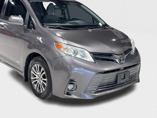 2020 Toyota Sienna XLE
