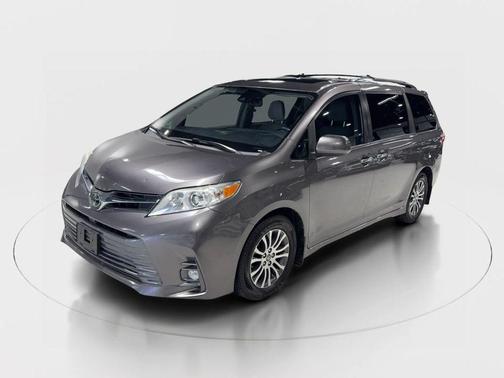 2020 Toyota Sienna XLE
