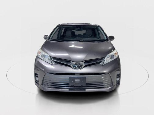 2020 Toyota Sienna XLE