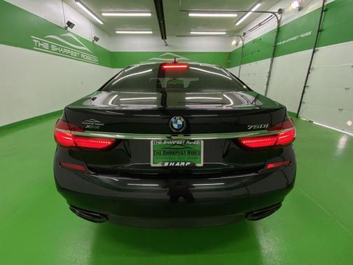 Photo 4 of 21 of 2019 BMW 750 i xDrive