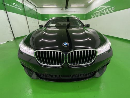 Photo 2 of 21 of 2019 BMW 750 i xDrive