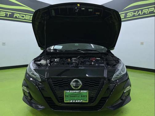 Black 2022 Nissan Altima SR FWD