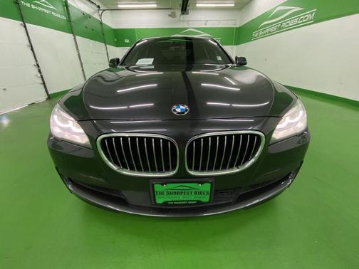 Photo 2 of 21 of 2015 BMW 750 i xDrive