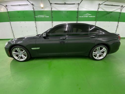 Photo 3 of 21 of 2015 BMW 750 i xDrive